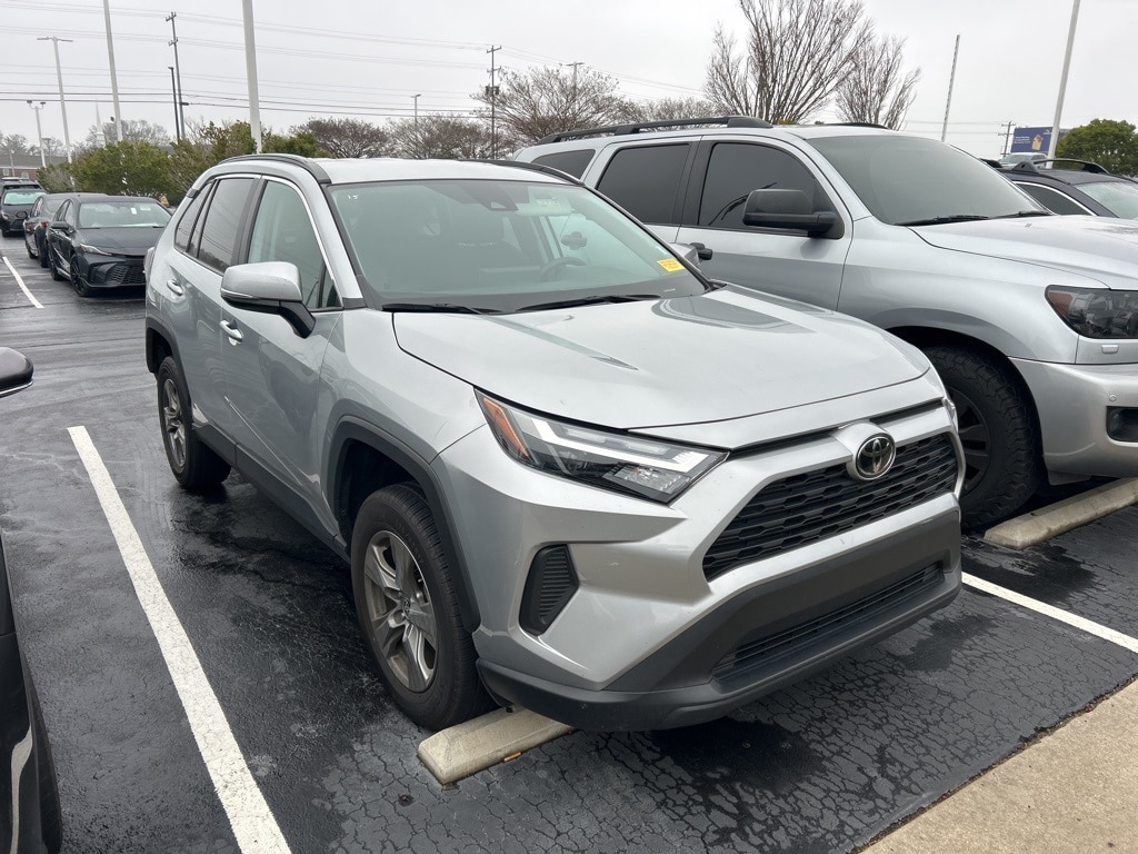 2024 Toyota RAV4 XLE's photo