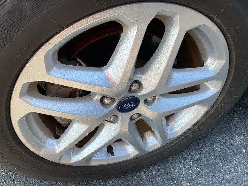 2015 Ford Fusion SE photo 2