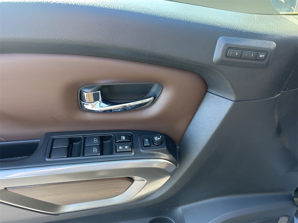 2019 Nissan Titan Platinum Reserve photo 3
