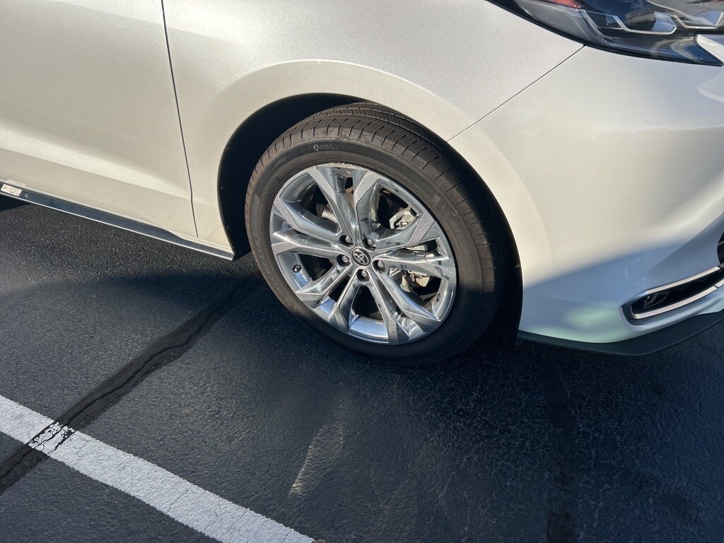 2024 Toyota Sienna Platinum photo 2