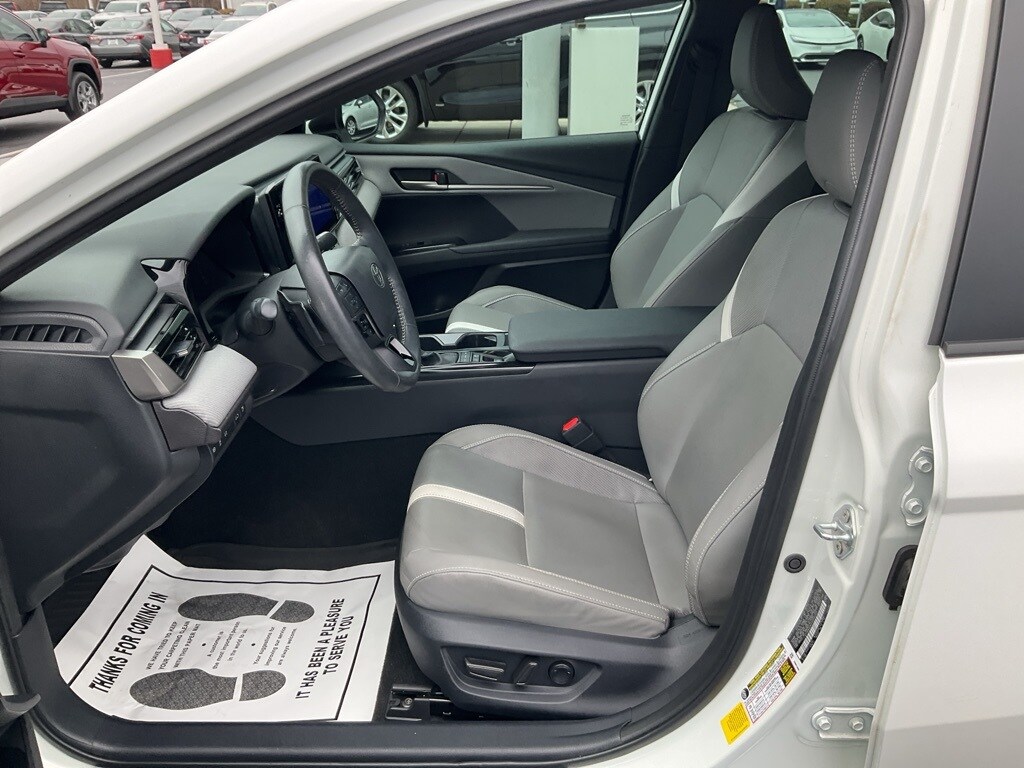 2025 Toyota Camry SE photo 2