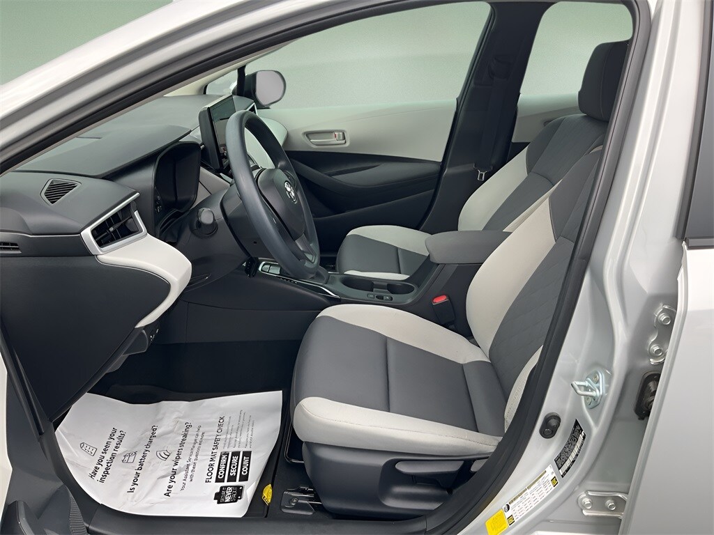 2025 Toyota Corolla LE photo 2