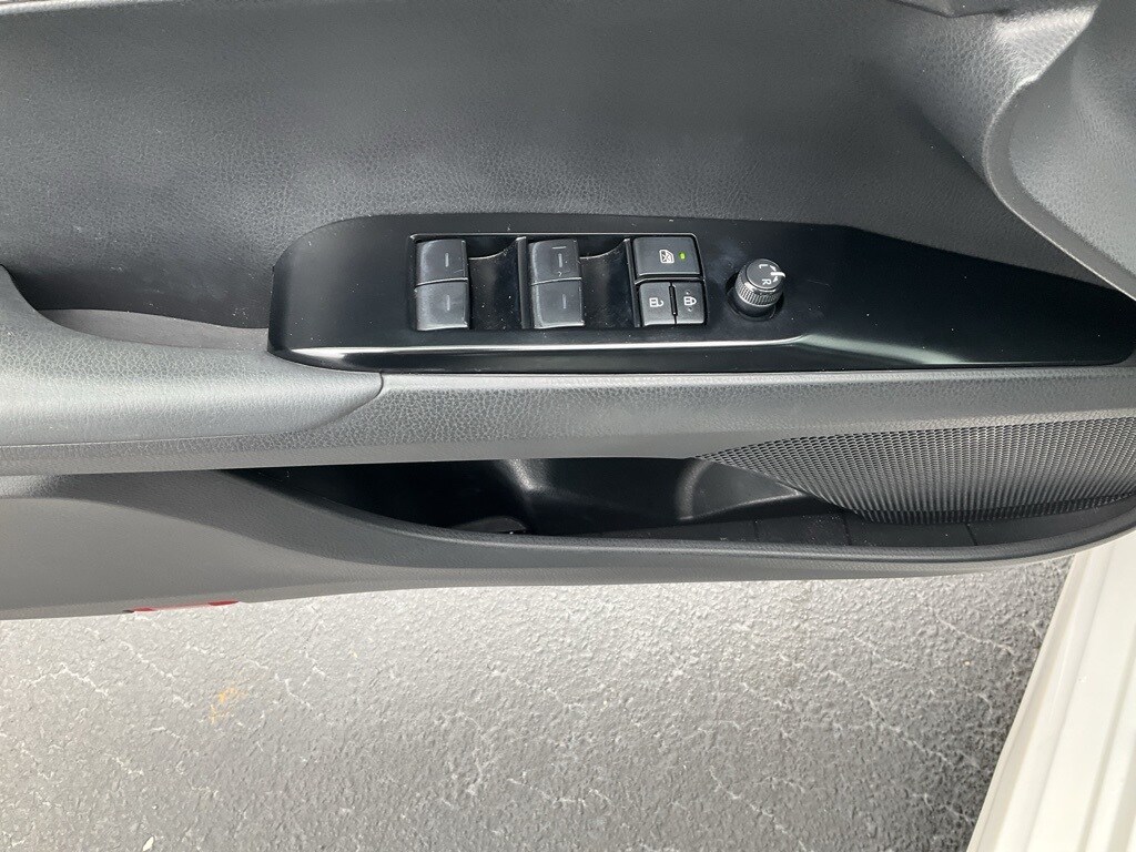 2025 Toyota Camry SE photo 4