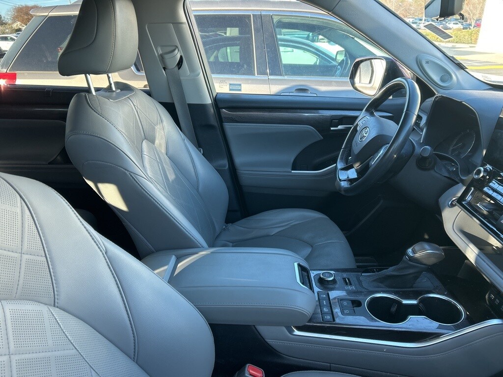 2021 Toyota Highlander Platinum photo 3