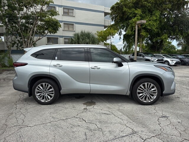 2024 Toyota Highlander Platinum photo 2