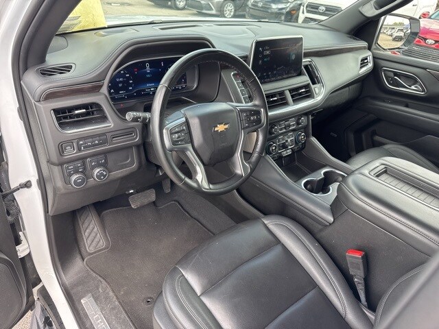 2023 Chevrolet Suburban LT photo 2