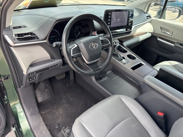 2023 Toyota Sienna XLE photo 2