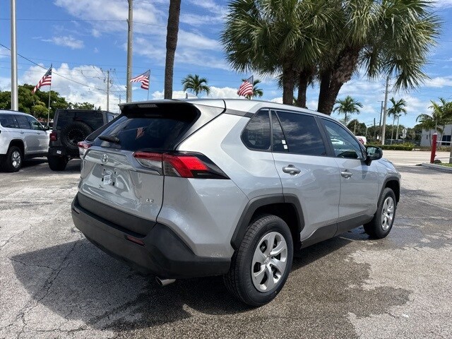 2023 Toyota RAV4 LE photo 2