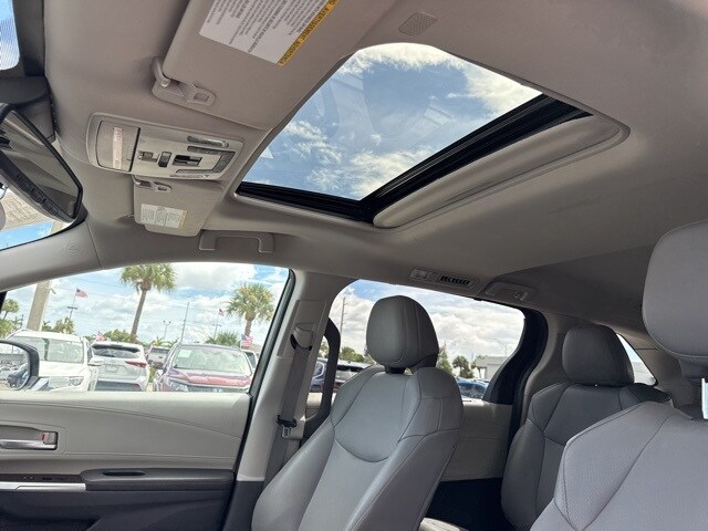 2023 Toyota Sienna XLE photo 3