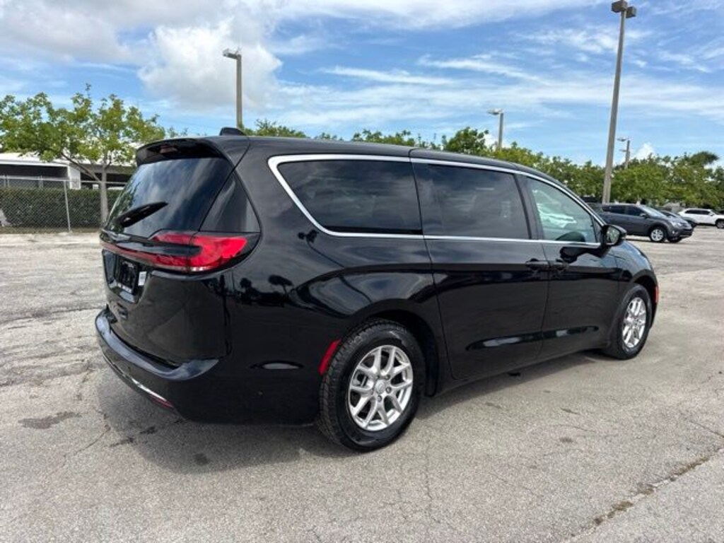 Used 2025 Chrysler Pacifica Select Van Passenger Van