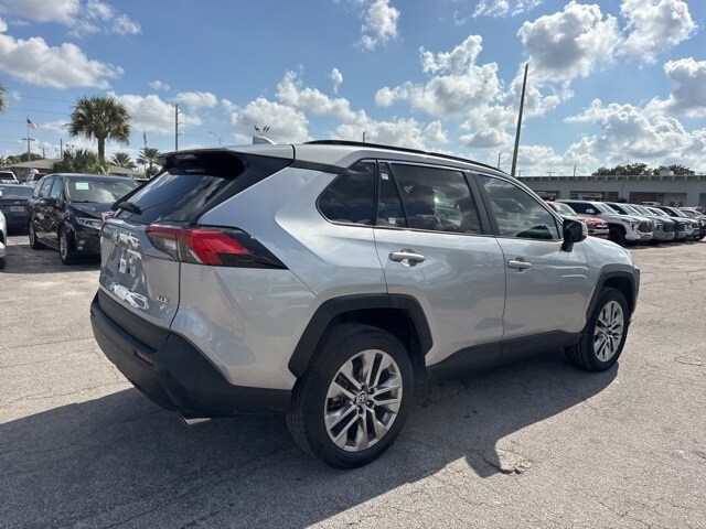 2022 Toyota RAV4 XLE Premium photo 2