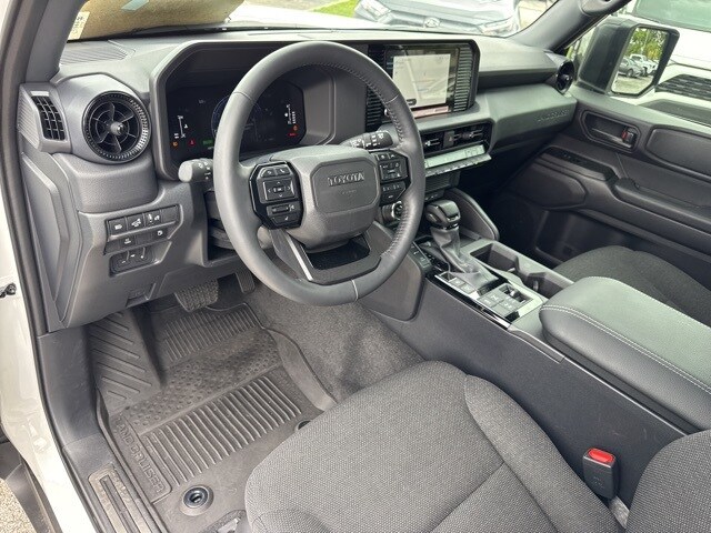 2025 Toyota Highlander Hybrid photo 2