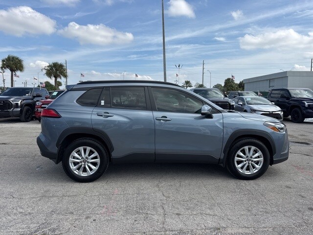 2024 Toyota Corolla Cross LE photo 2