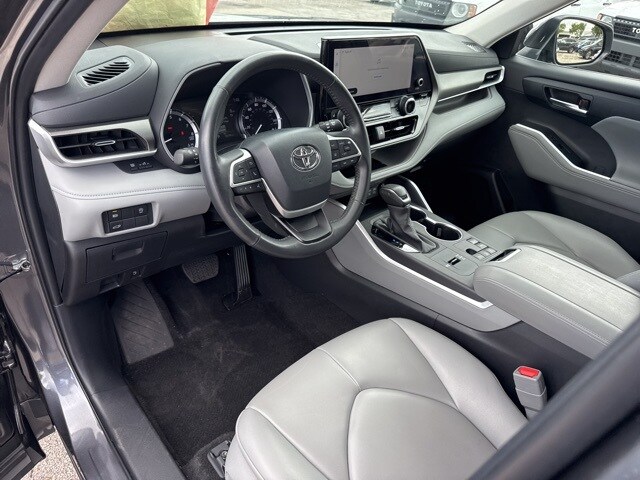 2024 Toyota Highlander LE photo 2