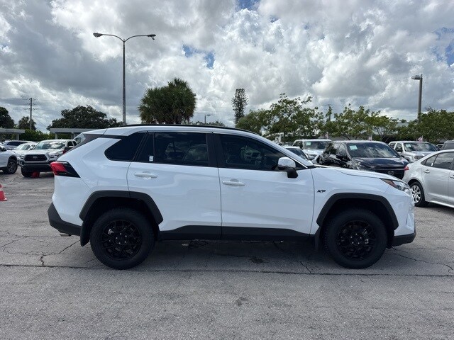 2025 Toyota RAV4 XLE photo 2