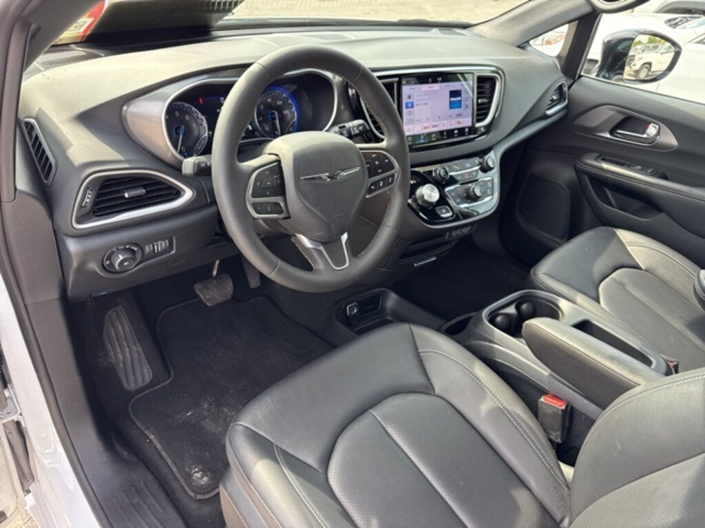 Used 2025 Chrysler Pacifica Select Van Passenger Van