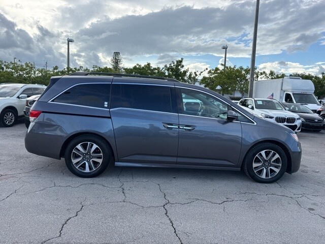2016 Honda Odyssey Touring photo 2