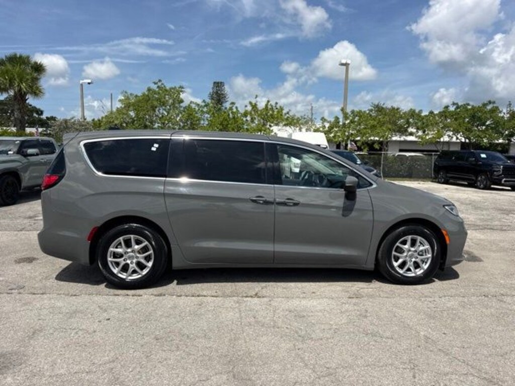Used 2023 Chrysler Pacifica Touring L Van Passenger Van
