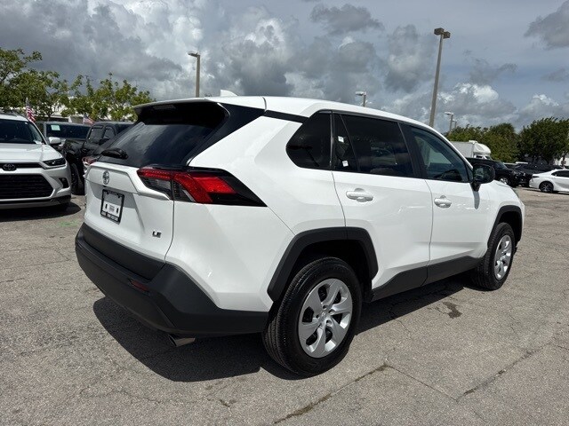 2023 Toyota RAV4 LE photo 3