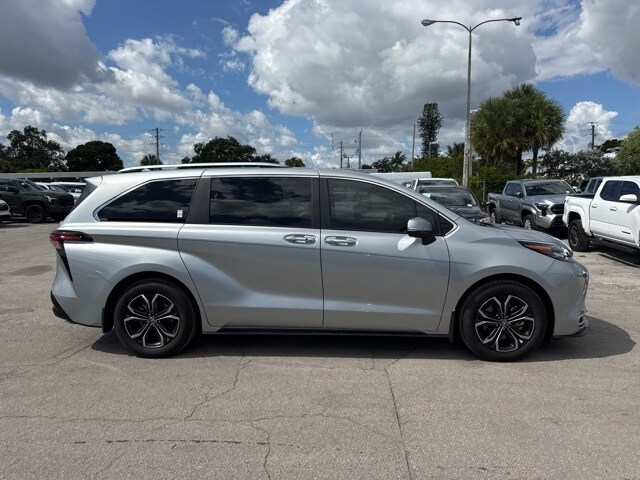 2025 Toyota Sienna Platinum photo 2