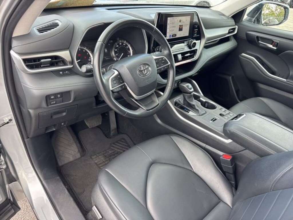 Used 2025 Toyota Highlander LE SUV