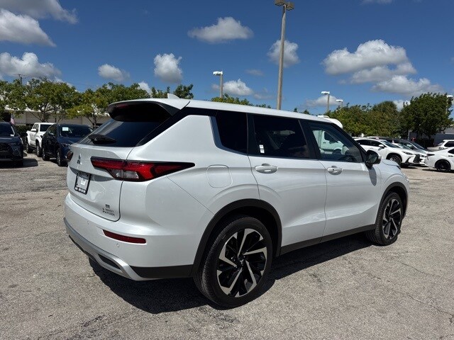 2024 Mitsubishi Outlander SE photo 3