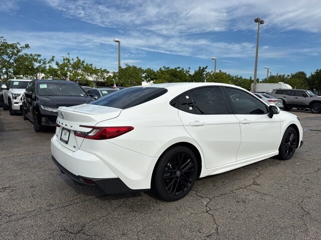 2025 Toyota Camry SE photo 3