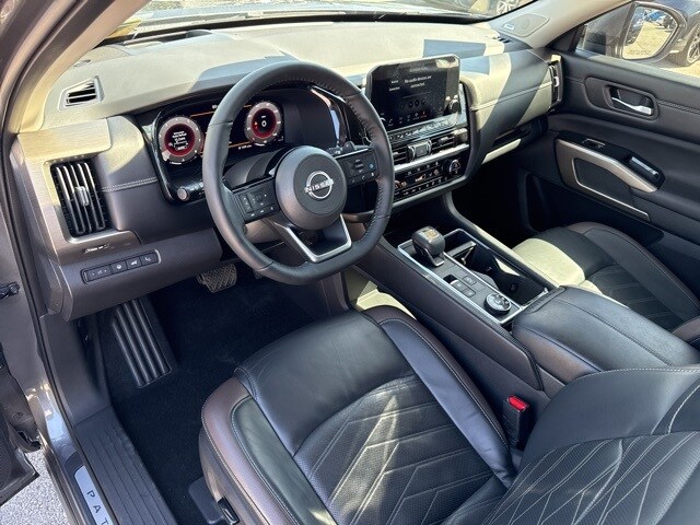 2022 Nissan Pathfinder Platinum photo 2