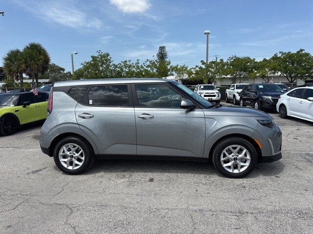 2025 Kia Soul LX photo 2