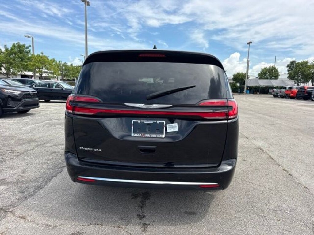 Used 2025 Chrysler Pacifica Select Van Passenger Van