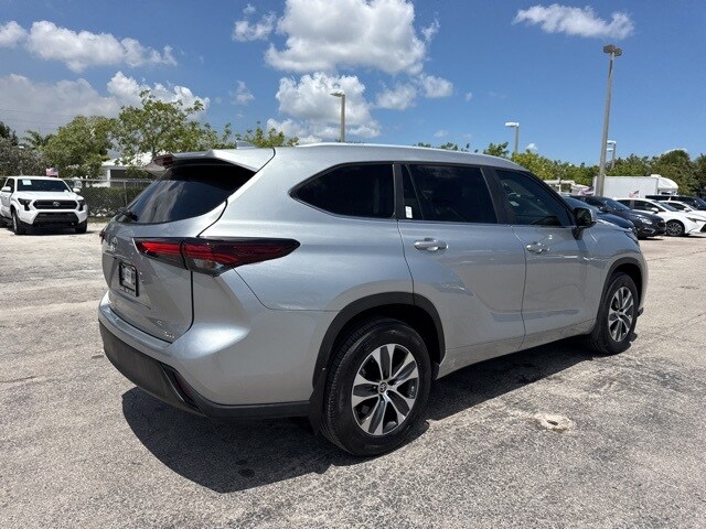 2024 Toyota Highlander XLE photo 3