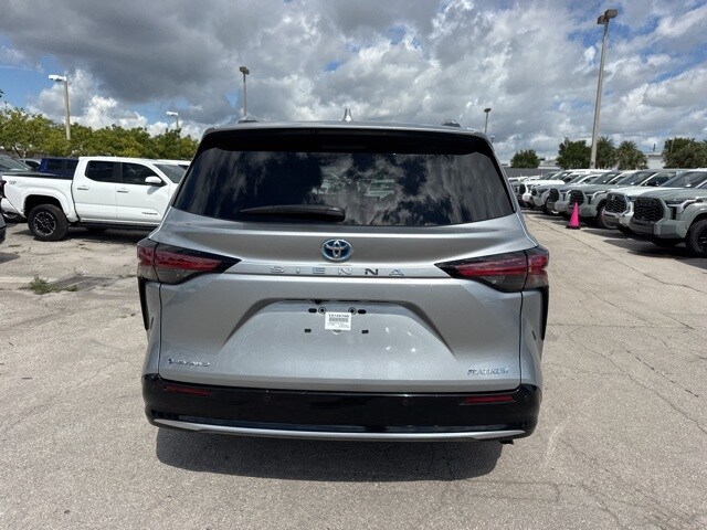 2025 Toyota Sienna Platinum photo 4