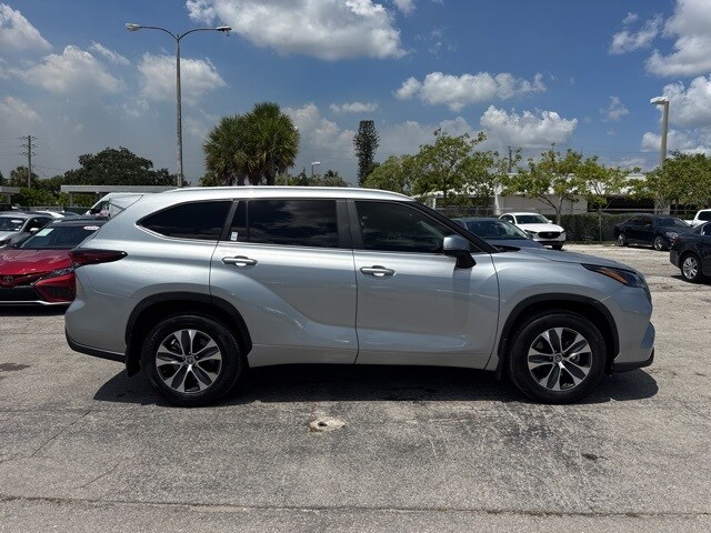 2024 Toyota Highlander XLE photo 2