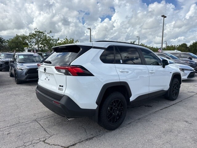 2025 Toyota RAV4 XLE photo 3
