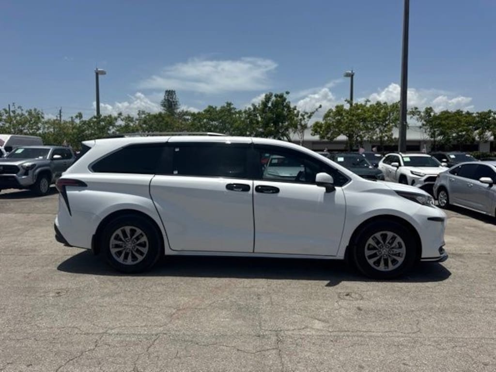 Used 2022 Toyota Sienna LE 8 Passenger Van Passenger Van