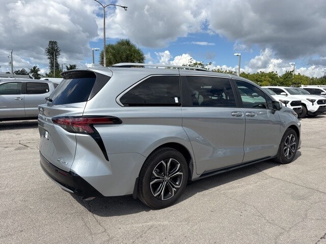2025 Toyota Sienna Platinum photo 3