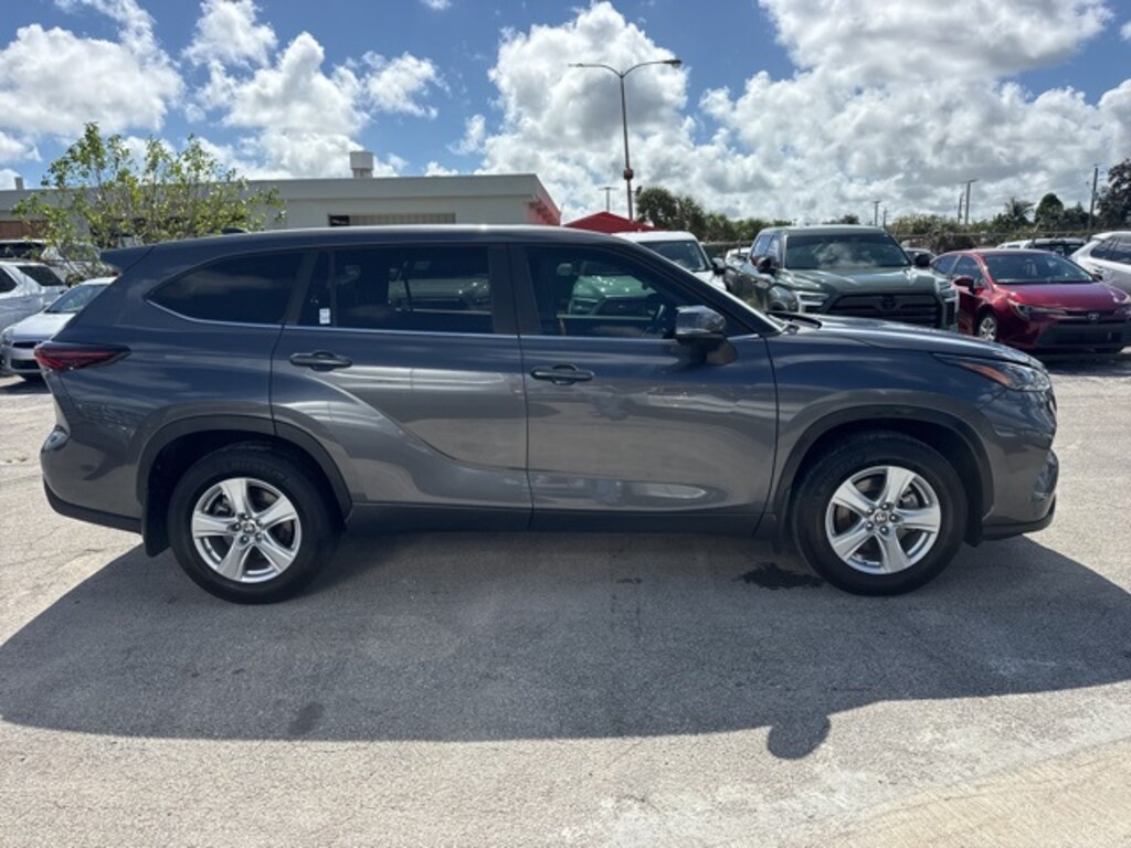 Used 2024 Toyota Highlander LE SUV