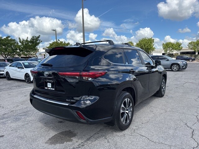 2023 Toyota Highlander XLE photo 3