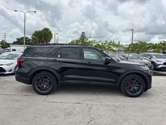 2025 Ford Explorer ST photo 2