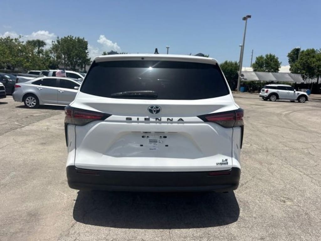 Used 2022 Toyota Sienna LE 8 Passenger Van Passenger Van