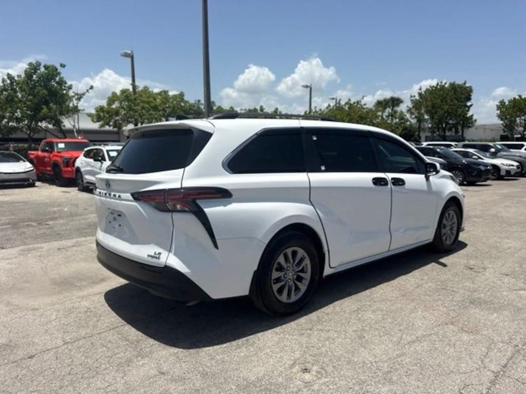 Used 2022 Toyota Sienna LE 8 Passenger Van Passenger Van