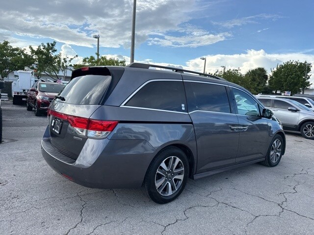 2016 Honda Odyssey Touring photo 3