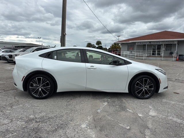 2025 Toyota Prius LE photo 2