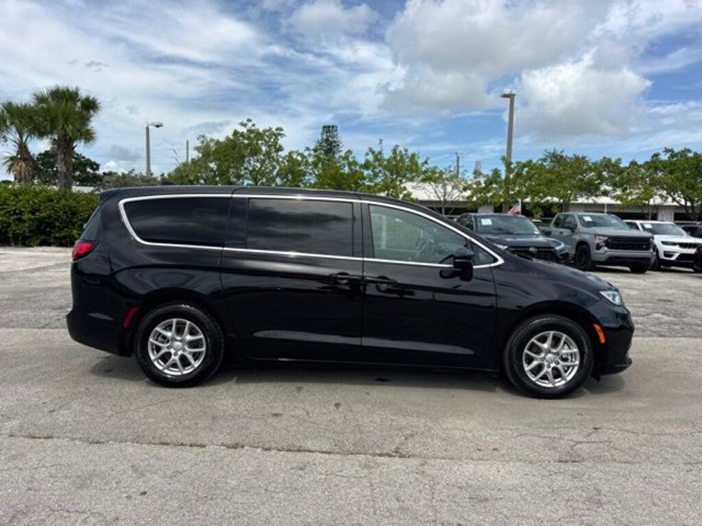 Used 2025 Chrysler Pacifica Select Van Passenger Van