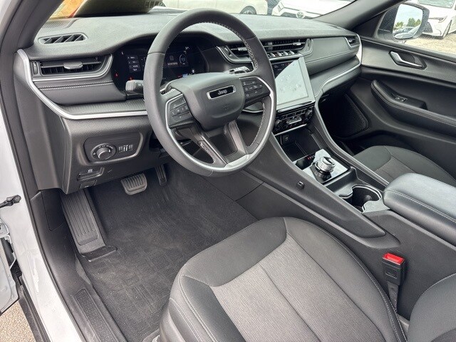 2025 Jeep Grand Cherokee Laredo photo 2