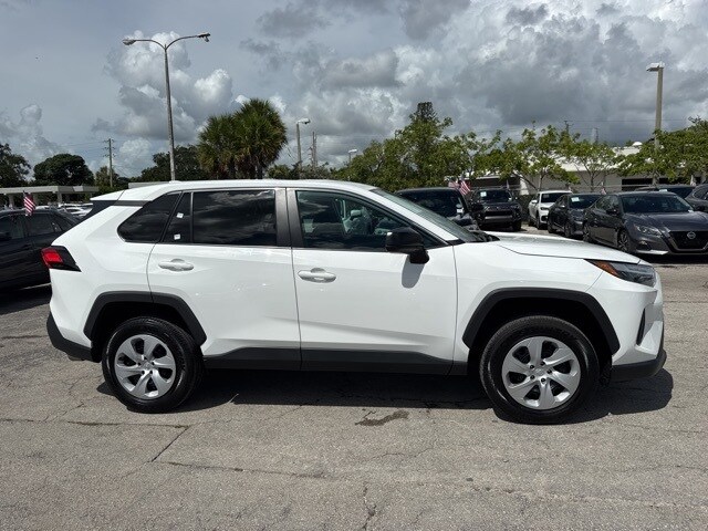 2023 Toyota RAV4 LE photo 2