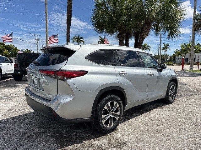2022 Toyota Highlander XLE photo 3