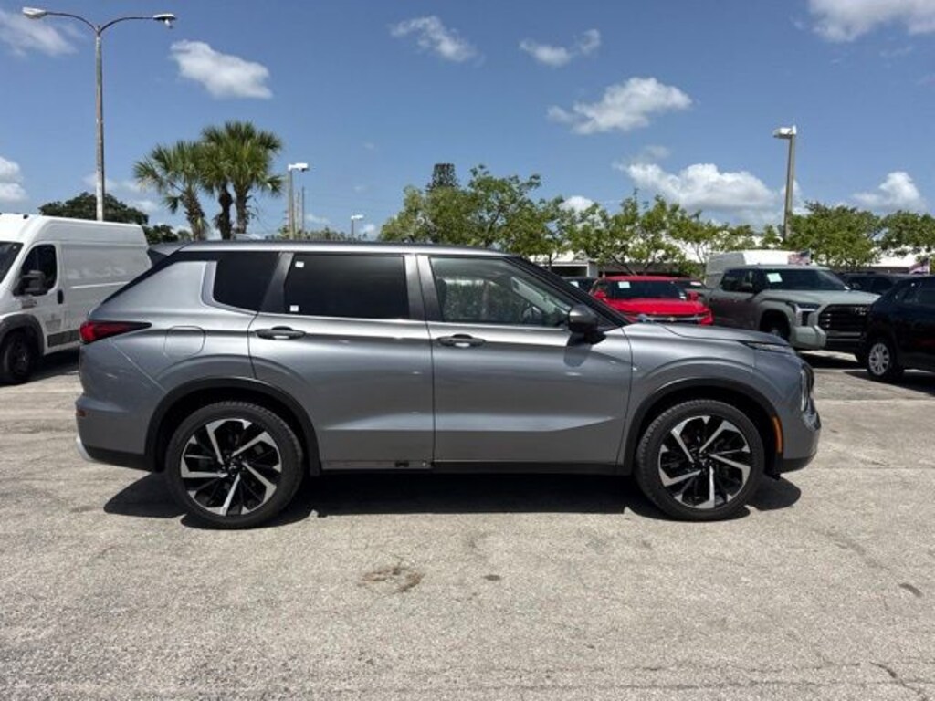 Used 2024 Mitsubishi Outlander SE Black Edition SUV