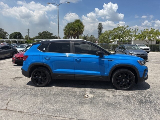 2024 Volkswagen Taos SE photo 2