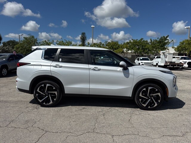 2024 Mitsubishi Outlander SE photo 2